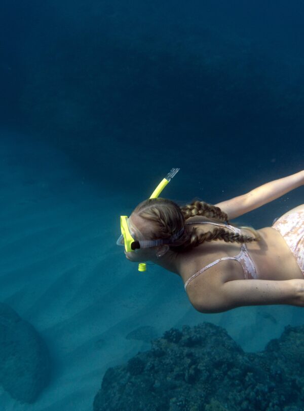 woman-with-scuba-gear-swimming-ocean